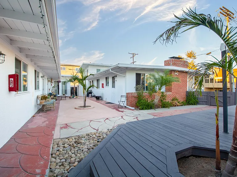 2078 1/2 Garnet Ave — Photo 15