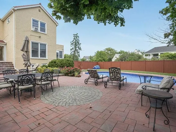 176 Fairway Rd, Long Beach, NY 11561