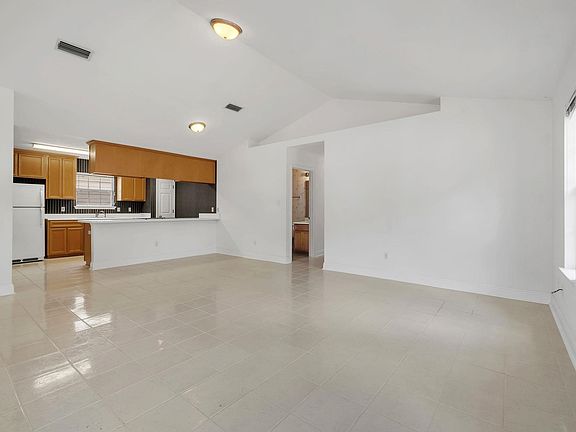 4th image of 3211 Emerson Ln