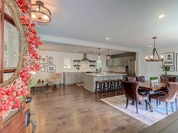 4th image of 93 King Charles Cir