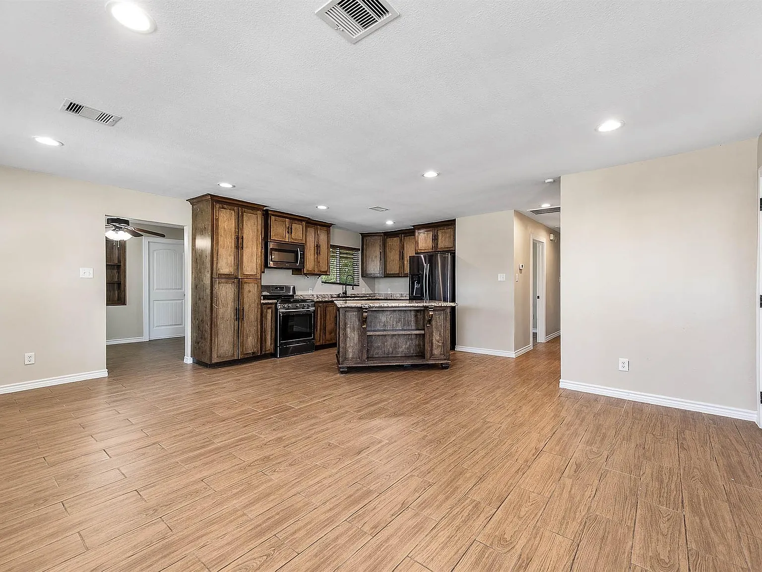 3 bed, 2.0 bath, 1191 sqft, $2,100 — Photo 4