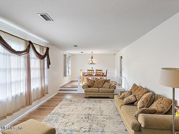 2nd image of 2036 WOODLEIGH Drive W