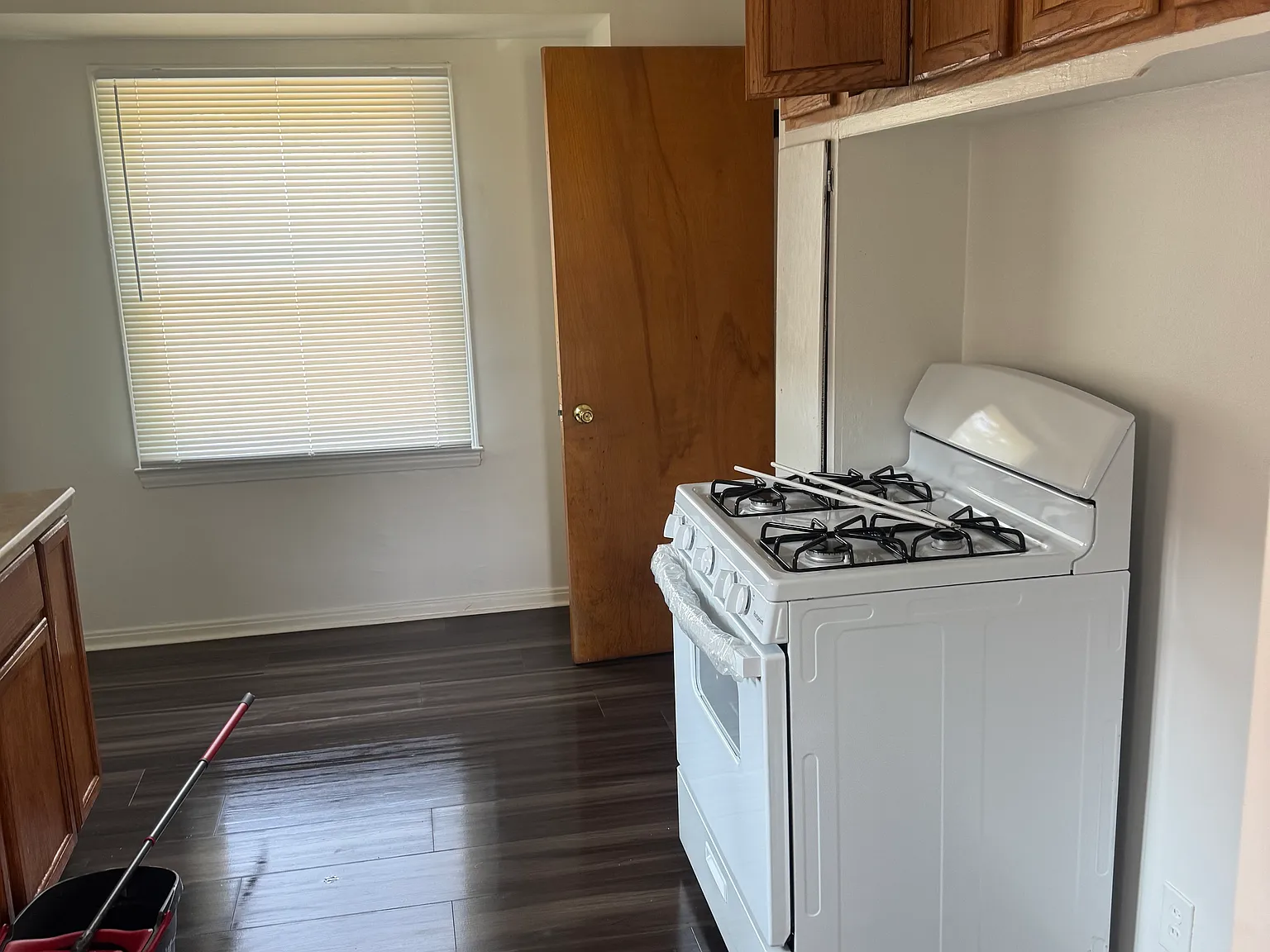 3 bed, 1.5 bath, 1233 sqft, $1,300 — Photo 4