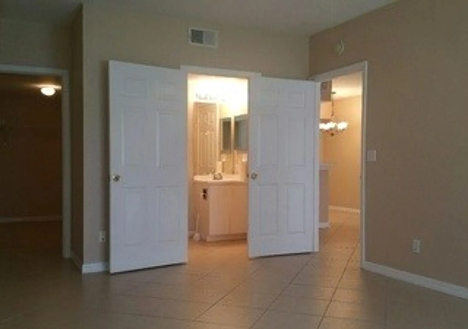 Unfurnished 1 X 1 first floor in desirable area of Bonita Springs — Photo 3