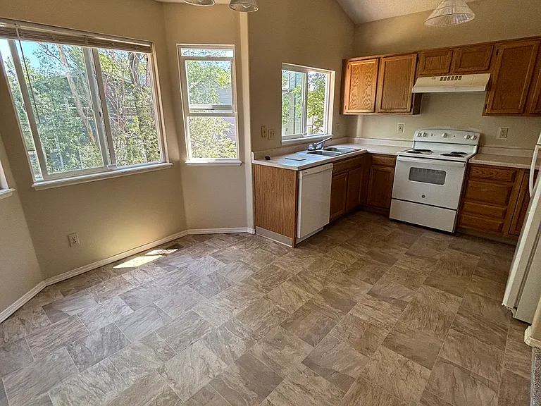 5735 Grapevine Dr — Photo 4