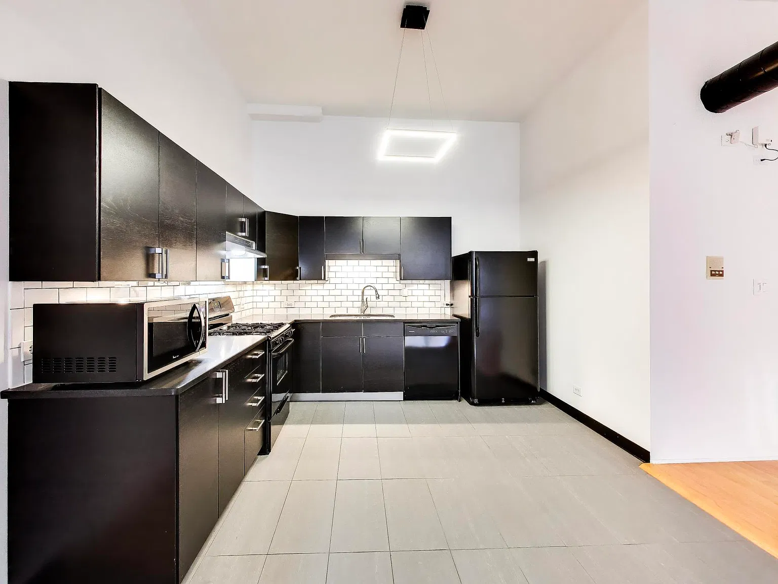 1 bed, 1052 sqft, $2,395 — Photo 3
