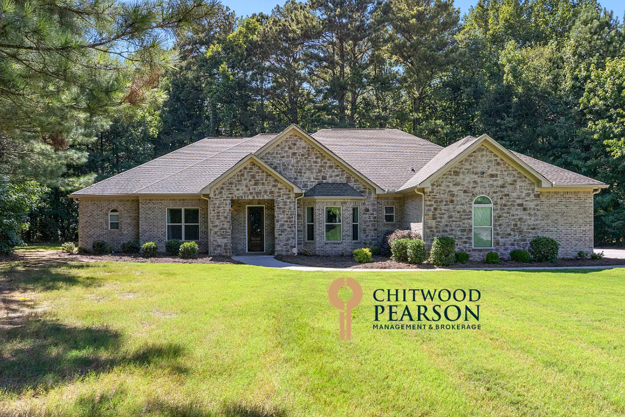 4BR Estate Home on 2.5 Acres Near Trilith — Photo 1