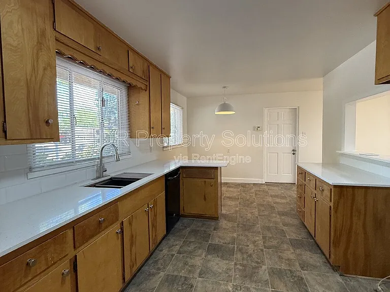 1317 Espanola St NE — Photo 7