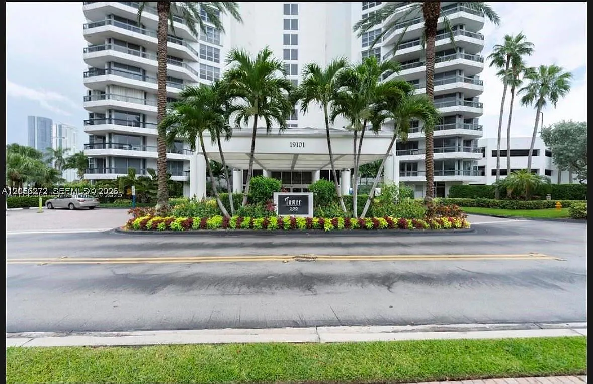 Mystic Pointe Condo No Th — Photo 1