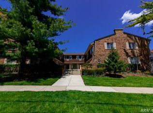 206 W Maple Ave APT 2F, Libertyville, IL
