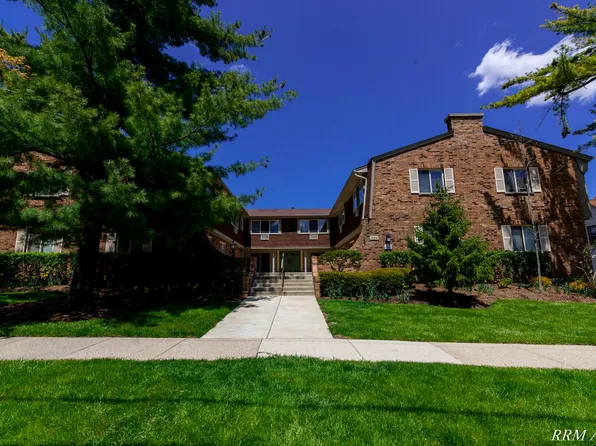 206 W Maple Ave APT 2C, Libertyville, IL 60048