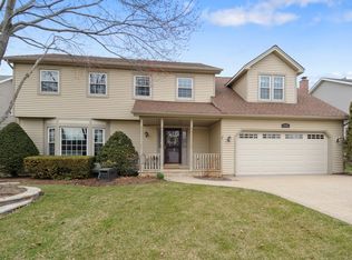 945 Hidden Lake Rd, Naperville, IL 60565