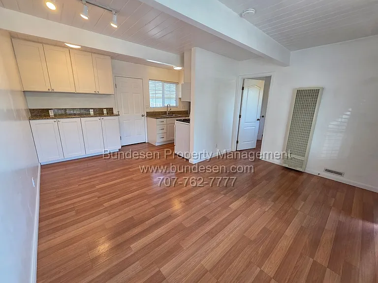 104 Kent St — Photo 2