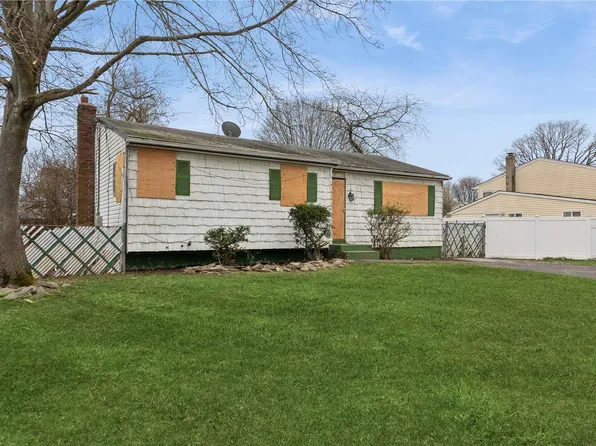 54 Centerwood Street, West Babylon, NY 11704