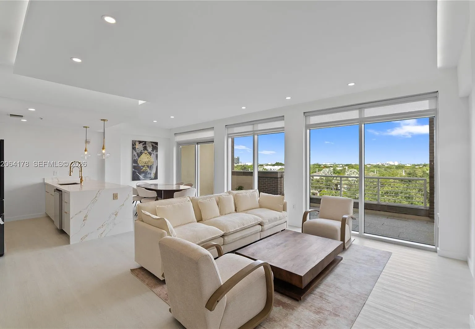 Midblock Miami Condo — Photo 2