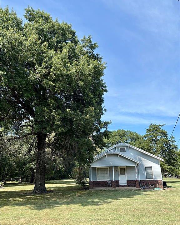 1st image of 604 W Craig Rd