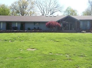 2432 S Edgewater Dr, Springfield, MO 65804