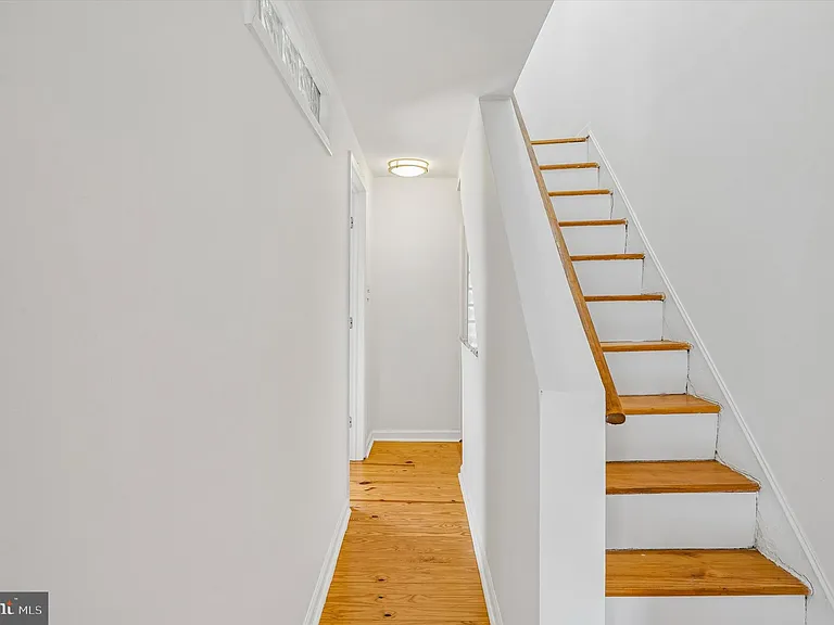 2042 E Huntingdon St — Photo 18