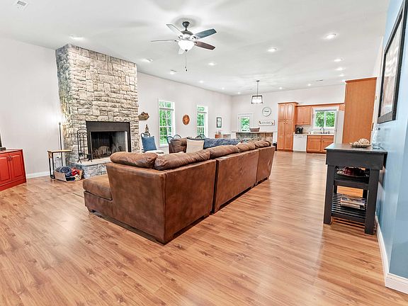 3rd image of 20 Fawn Run Rd