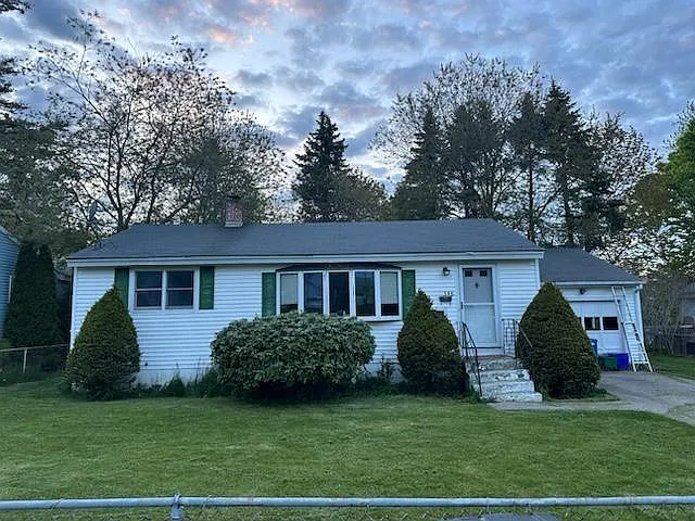 348 Leslie Dr — Photo 1