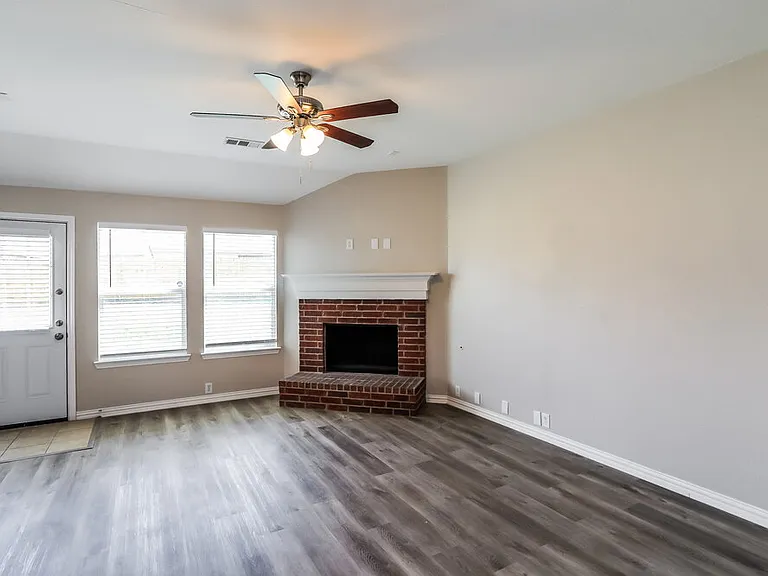 1813 Sparrow Ln — Photo 3