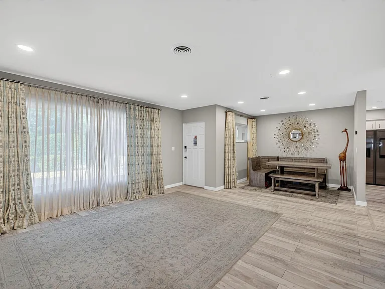 1570 NE 30th Pl — Photo 7