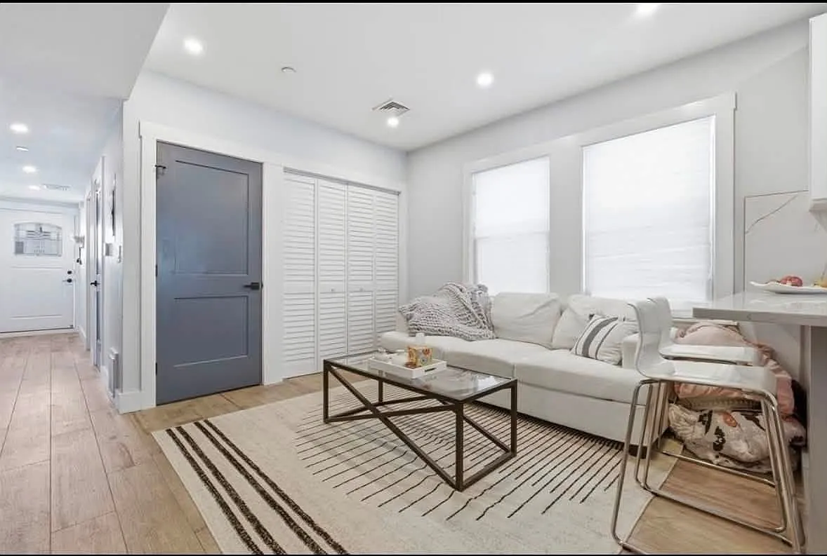 3 bed, 856 sqft, $3,400 — Photo 3