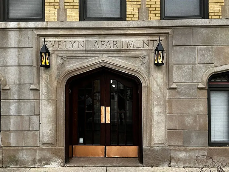 Evelyn Apartments — Photo 2