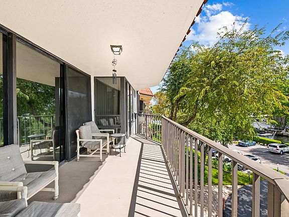 4th image of 799 Jeffery Street #4050