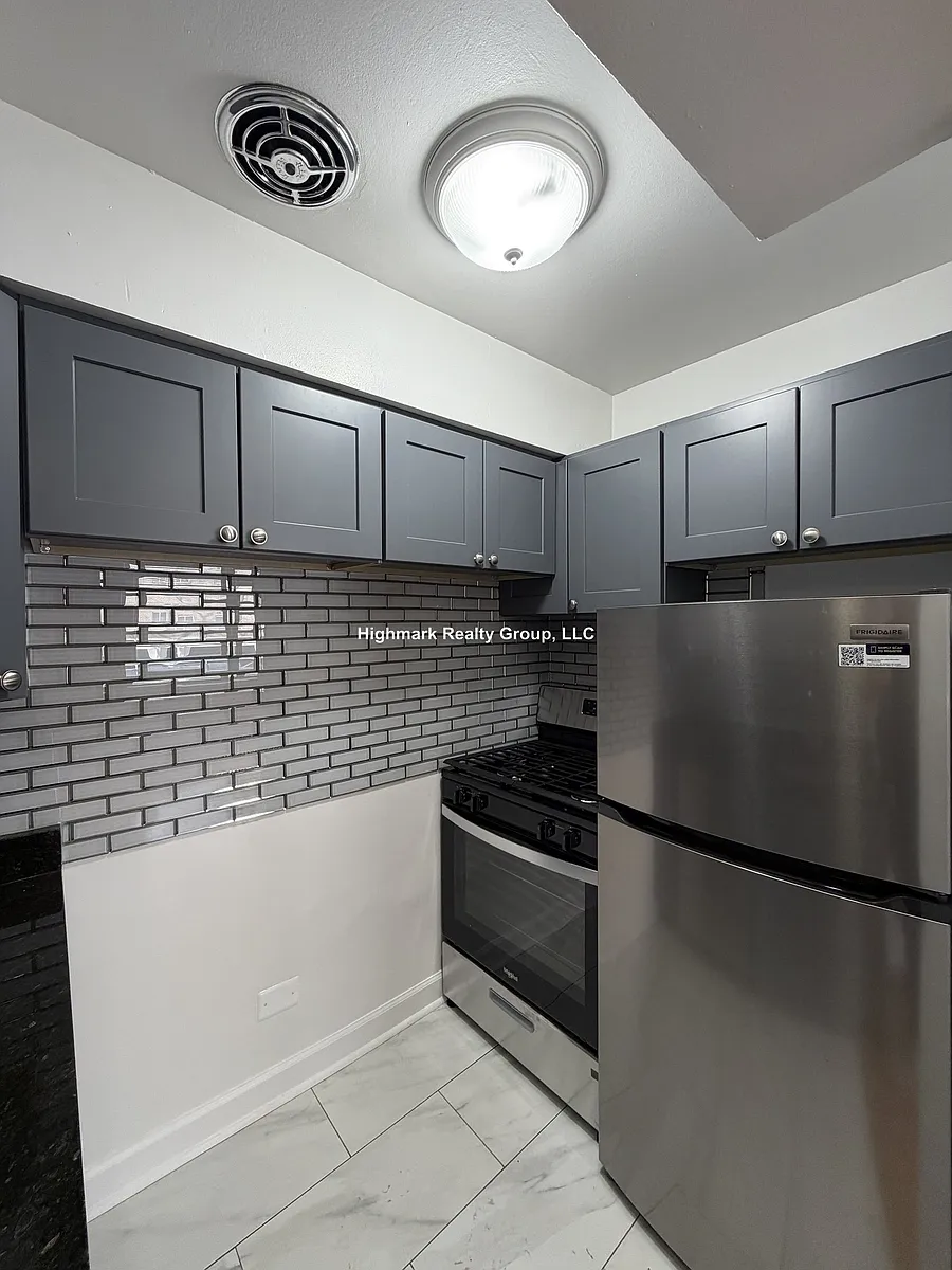 Building Photo - 6830 N Sheridan Rd #251A