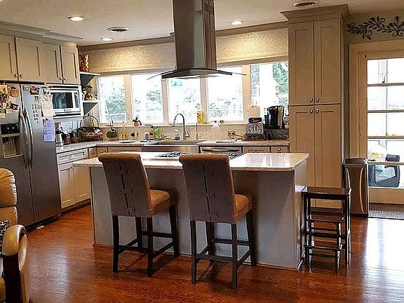 Kitchen w/ Quartz Countertop