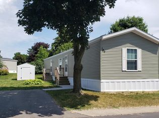 180 Parker Lake Dr, Oxford, MI 48371