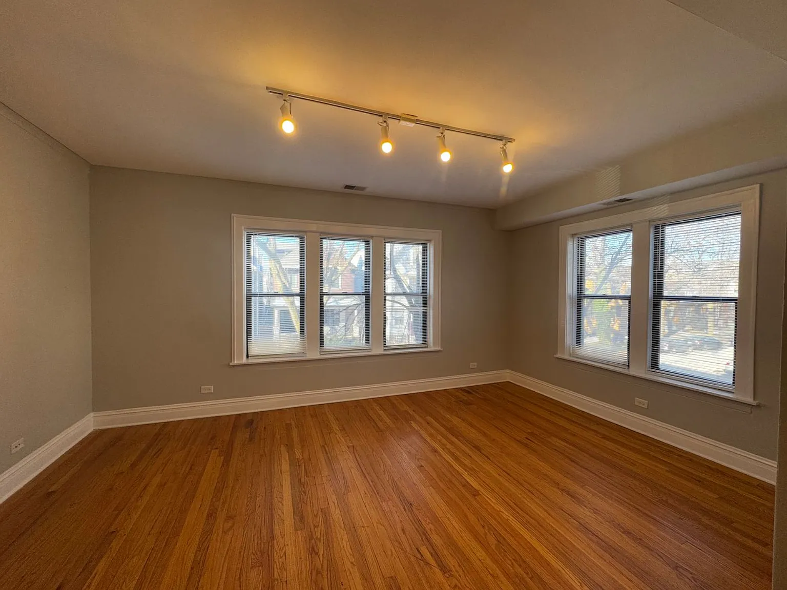 2 bed, 800 sqft, $2,350 — Photo 2