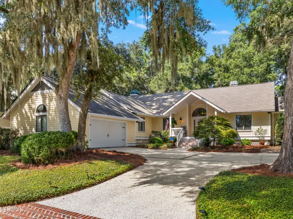 718 Island Circle E, St. Helena Island, SC 29920