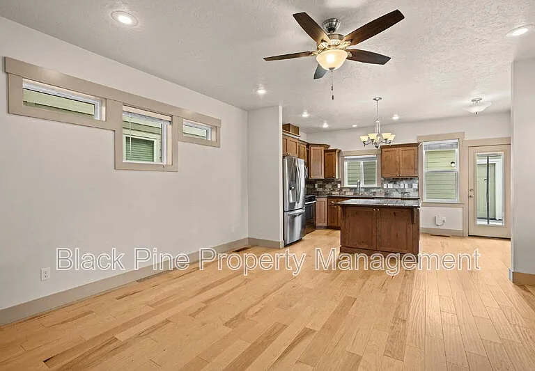 909 N 31st St — Photo 10
