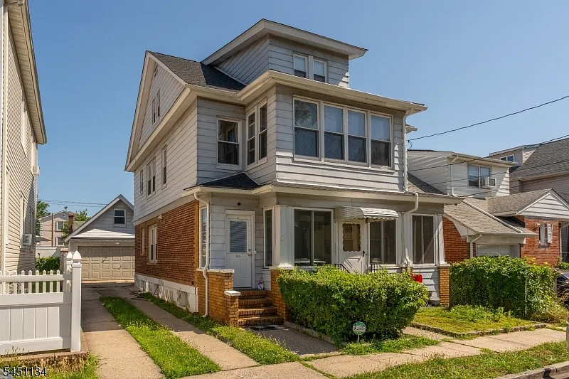 2 bed, 1.0 bath, $2,200 — Photo 2