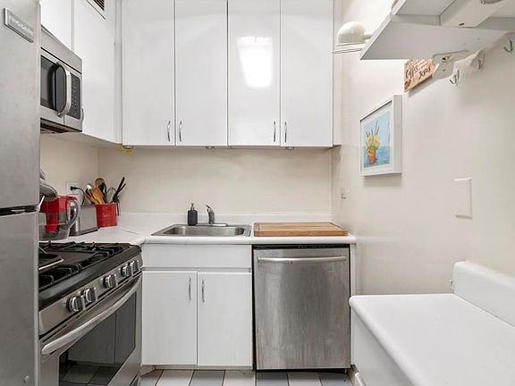 5th image of 300 E 85th St APT 307