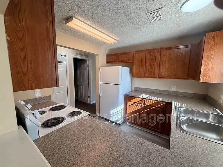 747 Broxton St — Photo 3