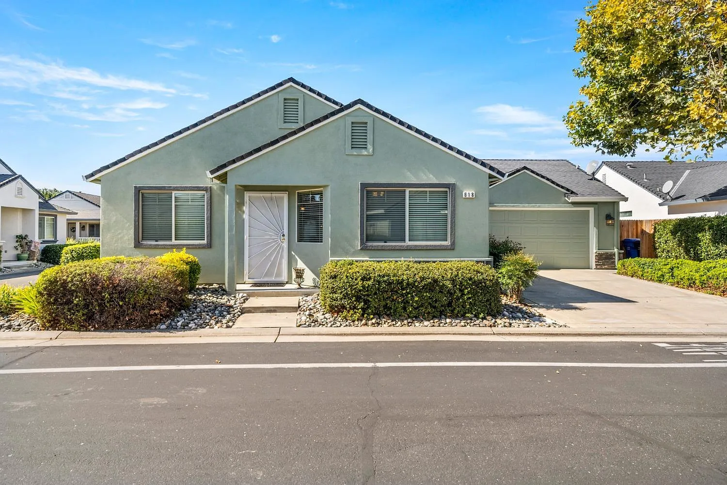 618 Village Dr photo 1