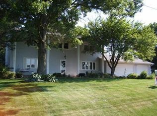 3275 Field Sike Dr, Bettendorf, IA 52722