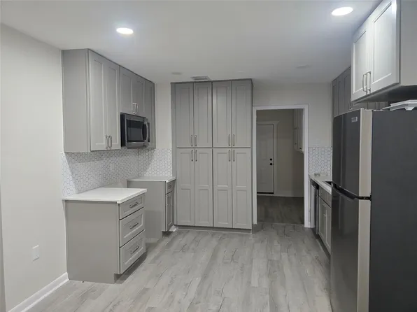 10518 Royal Oaks Dr, Houston, TX 77016