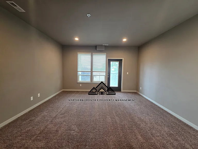 185 SW Silverstar Ln — Photo 2