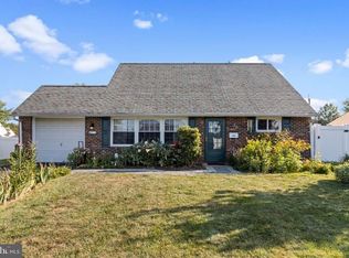 32 Middle Rd, Levittown, PA 19056