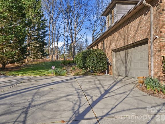 5th image of 3101 Three Wood Dr
