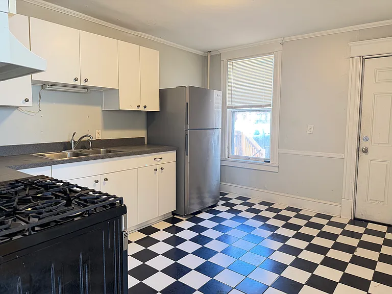 2715 Hennepin Ave S — Photo 6