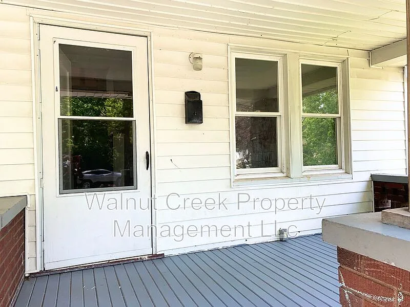 2 bed, 1.0 bath, 900 sqft, $1,050 — Photo 3