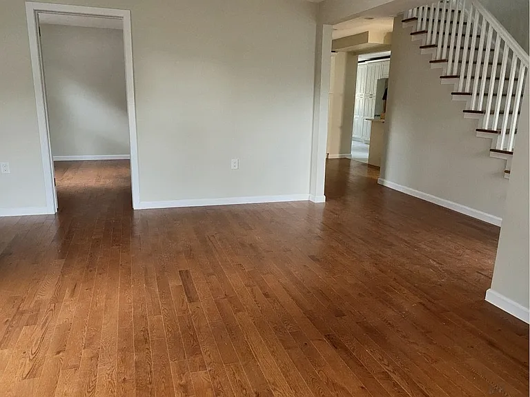 Livingroom & 1st floor main Bedroom