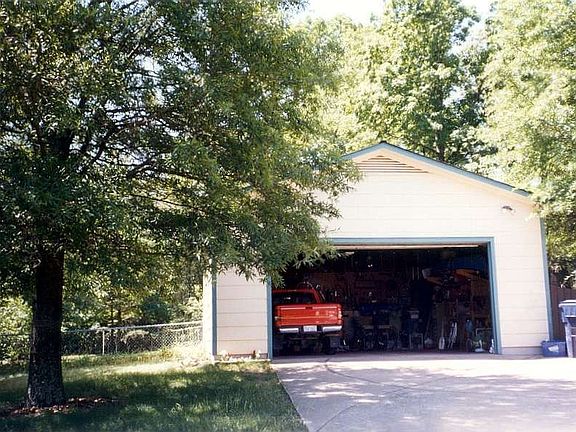 26' x 26' x10' Wired Garage