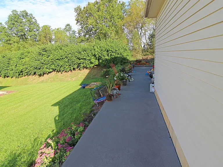 212 Jeffrey Ln — Photo 2