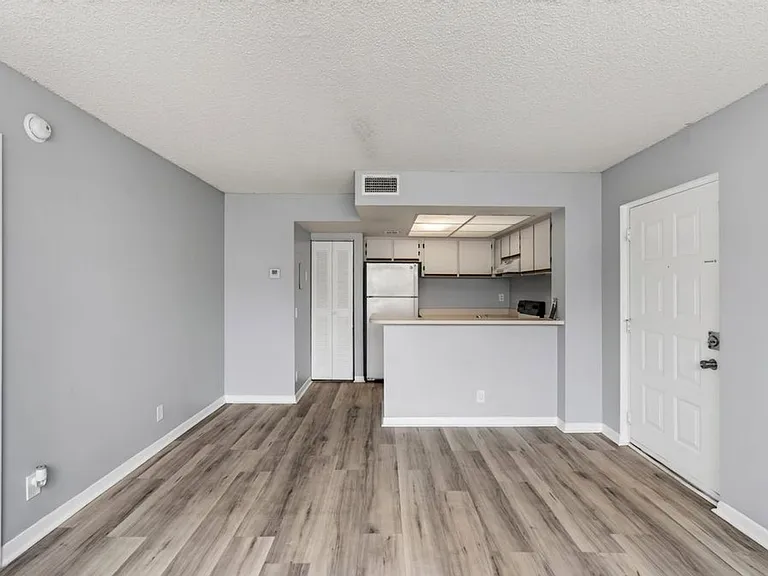 752 Executive Center Dr #110-11-110 — Photo 7